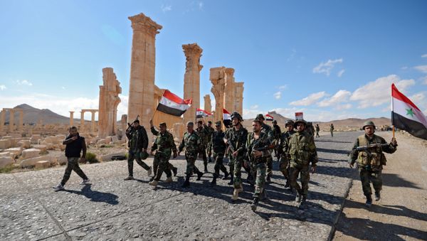 Liberation of Palmyra: Syrian soldiers with the flag of Syria are marching through Palmyra. - Sputnik International