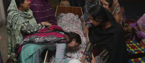 Pakistani relatives mourn over the body of a victim during a funeral following an overnight suicide bombing in Lahore on March 28, 2016 Pakistani relatives mourn over the body of a victim during a funeral following an overnight suicide bombing in Lahore on March 28, 2016 - Sputnik International