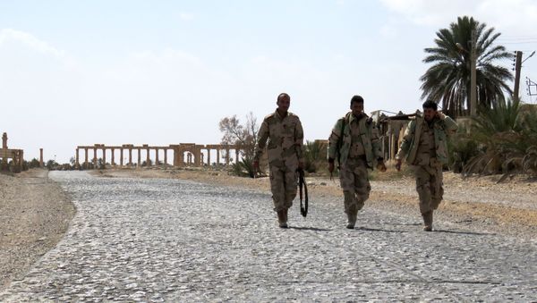 Syrian troops walk in the ancient city of Palmyra after they recaptured the site from the Islamic State (IS) group on March 27, 2016 Syrian troops walk in the ancient city of Palmyra after they recaptured the site from the Islamic State (IS) group on March 27, 2016 - Sputnik International