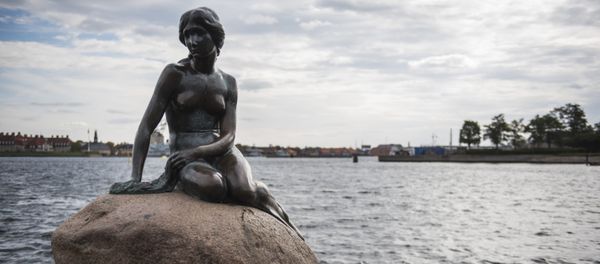 The bronze statue The Little Mermaid is seen at the harbour in Copenhagen on October 9, 2015 - Sputnik International