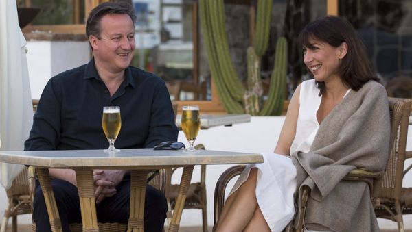 Britain's Prime Minister David Cameron (L) and his wife Samantha pose for a photograph during their holiday in Playa Blanca, Lanzarote March 25, 2016. Britain's Prime Minister David Cameron (L) and his wife Samantha pose for a photograph during their holiday in Playa Blanca, Lanzarote March 25, 2016. - Sputnik International