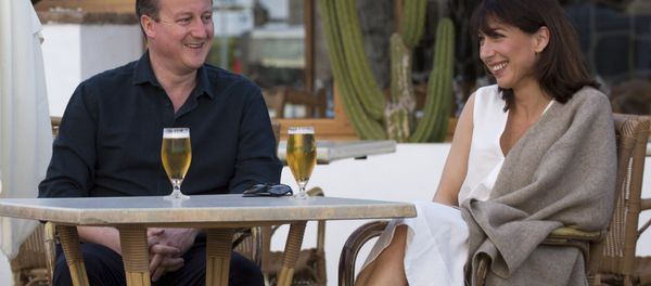 Britain's Prime Minister David Cameron (L) and his wife Samantha pose for a photograph during their holiday in Playa Blanca, Lanzarote March 25, 2016. Britain's Prime Minister David Cameron (L) and his wife Samantha pose for a photograph during their holiday in Playa Blanca, Lanzarote March 25, 2016. - Sputnik International