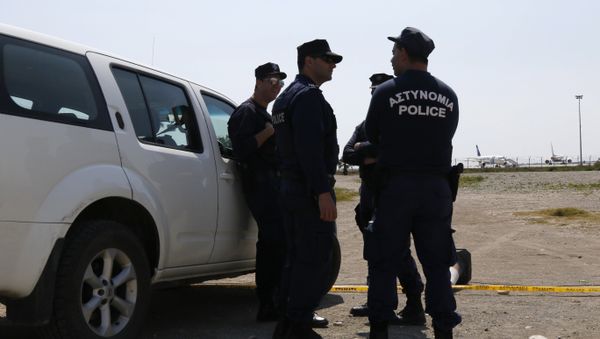 Cypriot policemen stand guard in the vicinity of Larnaca airport where an EgyptAir Airbus A-320 (R) sits on the tarmac after being hijacked and diverted to Cyprus on March 29, 2016 Cypriot policemen stand guard in the vicinity of Larnaca airport where an EgyptAir Airbus A-320 (R) sits on the tarmac after being hijacked and diverted to Cyprus on March 29, 2016 - Sputnik International