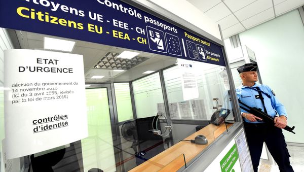 A French Gendarme stands guard at the passport control of the airport in Montpellier, southern France, on November 20, 2015. A French Gendarme stands guard at the passport control of the airport in Montpellier, southern France, on November 20, 2015. - Sputnik International