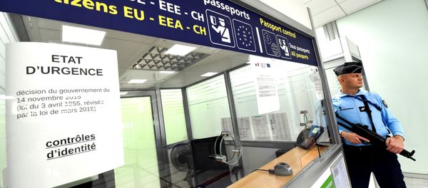 A French Gendarme stands guard at the passport control of the airport in Montpellier, southern France, on November 20, 2015. A French Gendarme stands guard at the passport control of the airport in Montpellier, southern France, on November 20, 2015. - Sputnik International