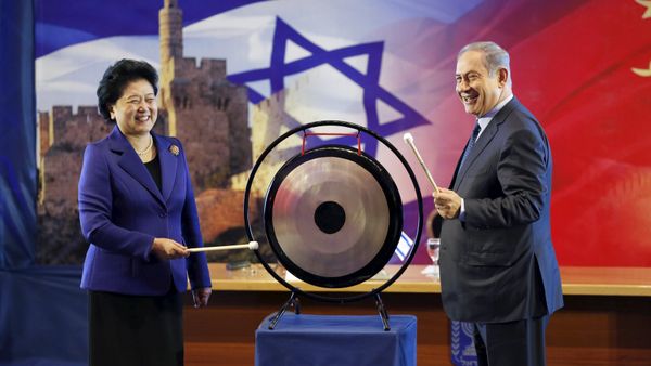 Israeli Prime Minister Benjamin Netanyahu (R) and Chinese Vice Premier Liu Yandong strike a gong during their joint news conference in Jerusalem March 29, 2016 Israeli Prime Minister Benjamin Netanyahu (R) and Chinese Vice Premier Liu Yandong strike a gong during their joint news conference in Jerusalem March 29, 2016 - Sputnik International