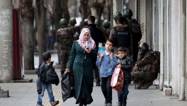 A woman with children and the members of Turkish police special forces in the background (File) - Sputnik International