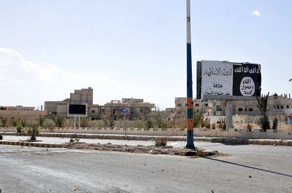 A billboard (R) belonging to the Islamic State fighters erected along a road, is pictured after forces loyal to Syria's President Bashar al-Assad recaptured Palmyra city, in Homs Governorate in this handout picture provided by SANA on March 27, 2016 - Sputnik International