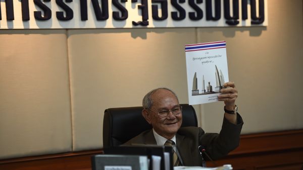 Constitution Draft Commission (CDC) chairman Meechai Ruchupan holds up Thailand's proposed new constitution at Parliament House in Bangkok on March 29, 2016 Constitution Draft Commission (CDC) chairman Meechai Ruchupan holds up Thailand's proposed new constitution at Parliament House in Bangkok on March 29, 2016 - Sputnik International