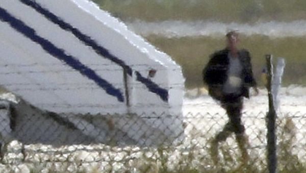 A man thought to be the hijacker leaves the hijacked Egyptair Airbus A320 at Larnaca Airport in Larnaca, Cyprus, March 29, 2016 A man thought to be the hijacker leaves the hijacked Egyptair Airbus A320 at Larnaca Airport in Larnaca, Cyprus, March 29, 2016 - Sputnik International