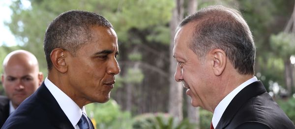 Turkish President Recep Tayyip Erdogan (R) receives US President Barack Obama (L) for a bilateral meeting as a part of the G20 Turkey Leaders Summit on November 15, 2015 in Antalya - Sputnik International