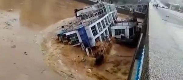 Abandoned barges crash into bridge in China after heavy rainfall - Sputnik International