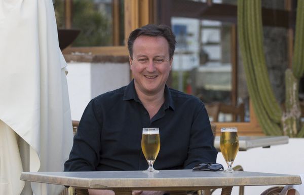 Britain's Prime Minister David Cameron poses for a photograph during a family holiday in Playa Blanca, Lanzarote March 25, 2016 Britain's Prime Minister David Cameron poses for a photograph during a family holiday in Playa Blanca, Lanzarote March 25, 2016 - Sputnik International