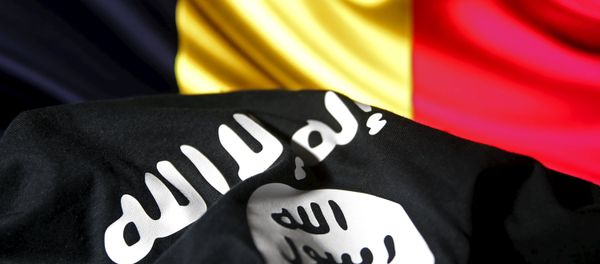 Islamic State flag is seen in front of a Belgian flag in this illustration taken March 22, 2016. - Sputnik International