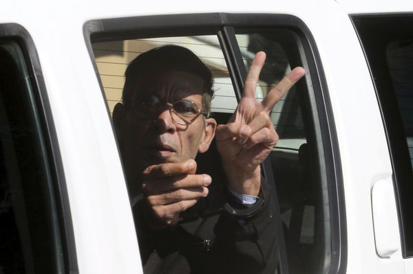 A man named Seif Eldin Mustafa, who was arrested after he hijacked an EgyptAir flight, which was forced to land in Cyprus on Tuesday, gestures as he is transferred by Cypriot police from a court in the city of Larnaca, Cyprus March 30, 2016. A man named Seif Eldin Mustafa, who was arrested after he hijacked an EgyptAir flight, which was forced to land in Cyprus on Tuesday, gestures as he is transferred by Cypriot police from a court in the city of Larnaca, Cyprus March 30, 2016. - Sputnik International