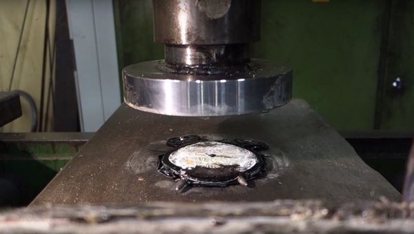 Crushing alarm clock with hydraulic press - Sputnik International
