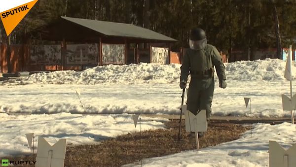 Russian Bomb Disposal Techs Training to Defuse Mines Before Going to Palmyra - Sputnik International