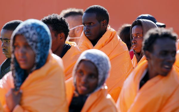 Migrants stand in line after disembarking from the Norwegian vessel Siem Pilot at Pozzallo's harbour, Italy, March 29, 2016. - Sputnik International