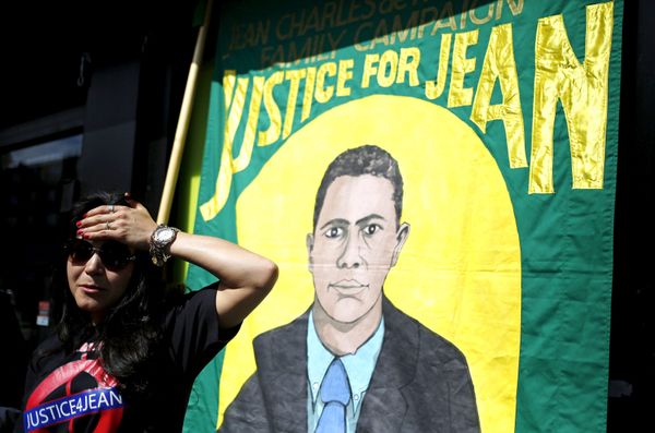 Cousin of Jean Charles de Menezes, Vivian Figueiredo, stands in front of a banner during a memorial service for de Menezes outside Stockwell Underground Station in London, Britain in this July 22, 2015. Cousin of Jean Charles de Menezes, Vivian Figueiredo, stands in front of a banner during a memorial service for de Menezes outside Stockwell Underground Station in London, Britain in this July 22, 2015. - Sputnik International