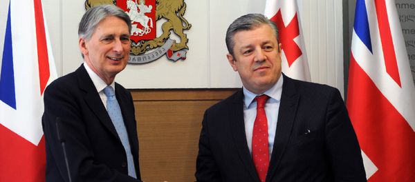 British Foreign Secretary Philip Hammond (L) and Georgian Prime Minister Giorgi Kvirikashvili shake hands during a joint press conference following their meeting in Tbilisi on March 30, 2016 - Sputnik International