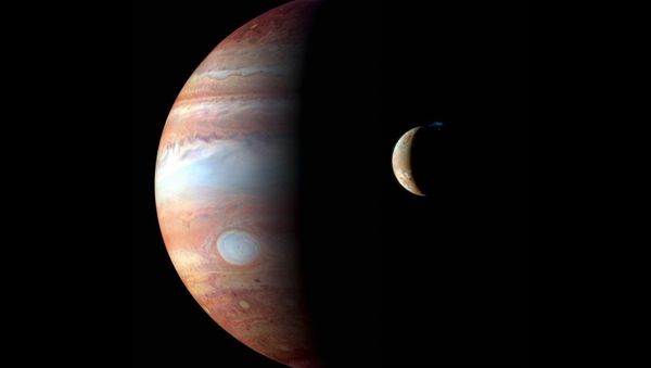 This montage of New Horizons images shows Jupiter and its volcanic moon Io. - Sputnik International