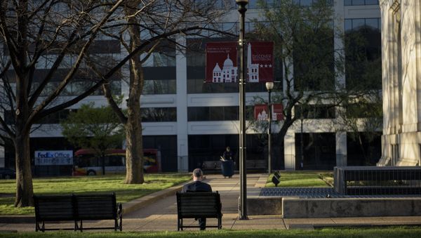 A man sits in Mt. Vernon Square near the Washington Convention Center where a nuclear summit will be held this week March 30, 2016 in Washington, DC - Sputnik International