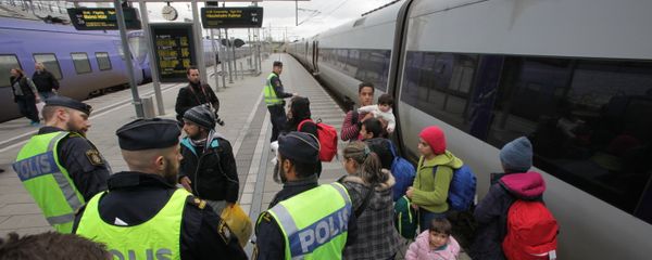 Policemen and a group of migrants stand on the platform at the Swedish end of the bridge between Sweden and Denmark Policemen and a group of migrants stand on the platform at the Swedish end of the bridge between Sweden and Denmark - Sputnik International