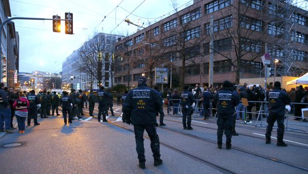 Police stand guard outside the building of the anti-immigration Alternative for Germany (AFD) party - Sputnik International
