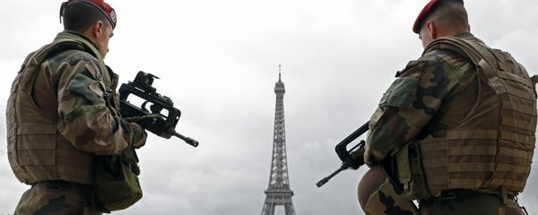 French army paratroopers patrol near the Eiffel tower in Paris. French army paratroopers patrol near the Eiffel tower in Paris. - Sputnik International