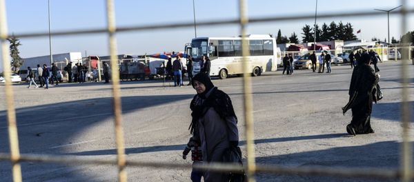 A Syrian woman and a child walks back towards the Syrian crossing, on February 8, 2016 at Turkish Oncupinar border gate near Kilis, southern-central Turkey A Syrian woman and a child walks back towards the Syrian crossing, on February 8, 2016 at Turkish Oncupinar border gate near Kilis, southern-central Turkey - Sputnik International