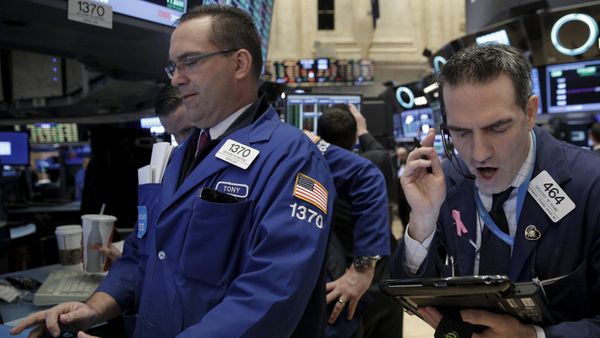 Traders work on the floor of the New York Stock Exchange (NYSE) March 28, 2016 - Sputnik International