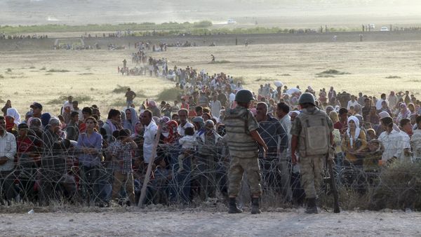 Turkish soldiers stand guard as Syrians wait behind the border fences near the southeastern town of Suruc in Sanliurfa province, Turkey (File) - Sputnik International