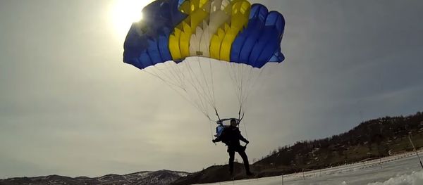 Skydivers Plunge from 1,200m into Icy Lake Baikal Skydivers Plunge from 1,200m into Icy Lake Baikal - Sputnik International
