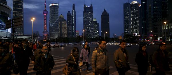 People cross a road after work in the financial district of Pudong in Shanghai, China, March 15, 2016 - Sputnik International