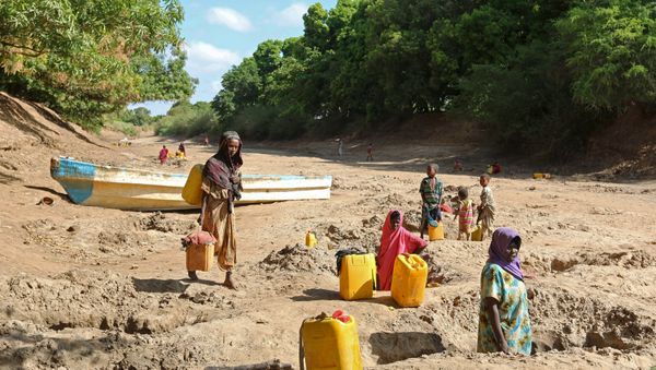People collect water from shallow wells dug along the Shabelle River bed, which is dry due to drought in Somalia's Shabelle region, March 19, 2016 People collect water from shallow wells dug along the Shabelle River bed, which is dry due to drought in Somalia's Shabelle region, March 19, 2016 - Sputnik International