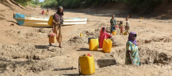 People collect water from shallow wells dug along the Shabelle River bed, which is dry due to drought in Somalia's Shabelle region, March 19, 2016 - Sputnik International