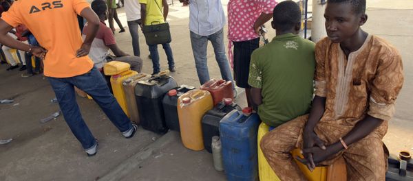 People queue to buy fuel with jerry cans at a filling station in Lagos, on December 1, 2015. - Sputnik International