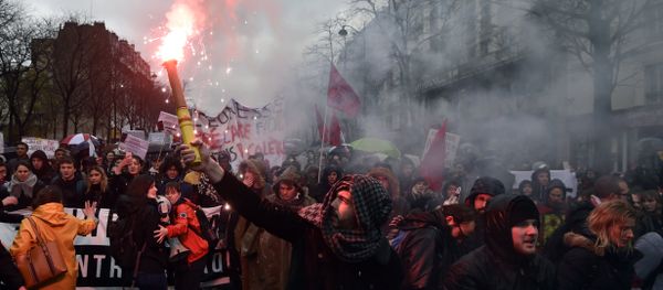 Protesters demonstrate during a demonstration against labour law reforms in the French capital Paris on March 31, 2016 Protesters demonstrate during a demonstration against labour law reforms in the French capital Paris on March 31, 2016 - Sputnik International