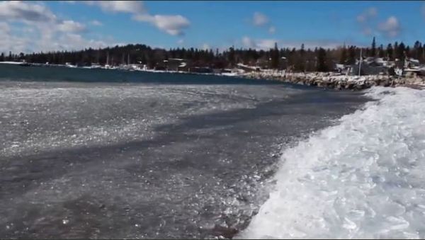 Waves Cover Beach in Ice - Sputnik International