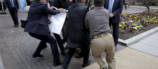 urkish security personnel struggle to take a sign away from protesters in front of the Brookings Institute before the arrival of Turkish President Recep Tayyip Erdogan in Washington. - Sputnik International