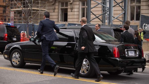 Security agents accompany the limousine of Turkish President Recep Tayyip Erdogan as he leaves the Brookings Institution where he spoke on the sidelines of the - Sputnik International