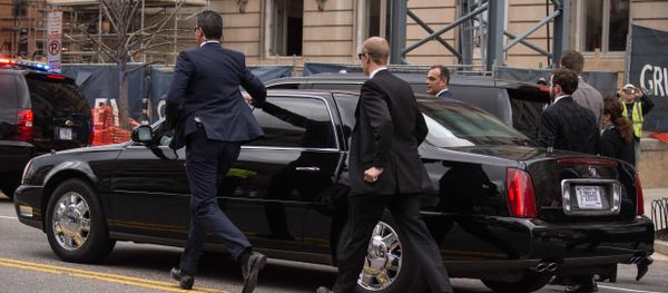 Security agents accompany the limousine of Turkish President Recep Tayyip Erdogan as he leaves the Brookings Institution where he spoke on the sidelines of the - Sputnik International