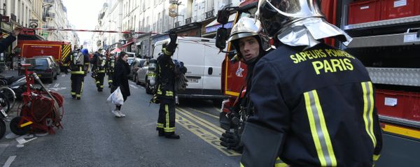 Firefighters intervene in rue du Cherche-Midi in Paris' 6th district near the scene where an appartment building exploded on April 1, 2016 in Paris Firefighters intervene in rue du Cherche-Midi in Paris' 6th district near the scene where an appartment building exploded on April 1, 2016 in Paris - Sputnik International