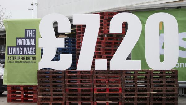 Britain's new living wage is displayed outside an Asda Supermarket in Trafford, Manchester, April 1, 2016 - Sputnik International