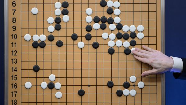 A commentator in a media room positions pieces forming a replica of a game between 'Go' player Lee Se-Dol and a Google-developed super-computer, in Seoul on March 13, 2016. - Sputnik International