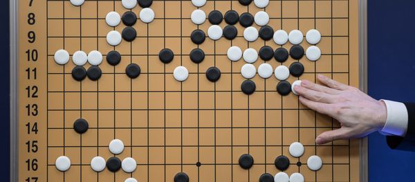 A commentator in a media room positions pieces forming a replica of a game between 'Go' player Lee Se-Dol and a Google-developed super-computer, in Seoul on March 13, 2016. - Sputnik International