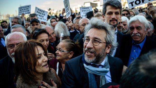 Turkish opposition Cumhuriyet daily's editor-in-chief Can Dundar (C) arrives at the Istanbul courthouse for his trial on April 1, 2016 - Sputnik International