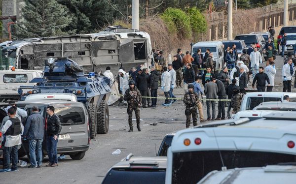Turkish special force police officers walk at the site of a bomb attack in Diyarbakir, southeastern Turkey, on March 31, 2016 - Sputnik International