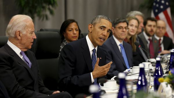 Seated with members of his delegation, U.S. President Barack Obama speaks during his meeting with Chinese President Xi Jinping at the Nuclear Security Summit in Washington March 31, 2016 - Sputnik International