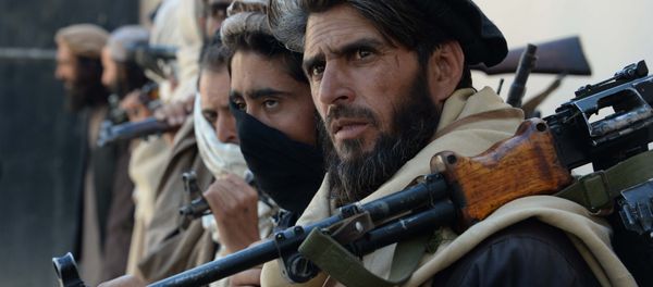 Afghan alleged former Taliban fighters carry their weapons before handing them over as part of a government peace and reconciliation process at a ceremony in Jalalabad on February 24, 2016 - Sputnik International